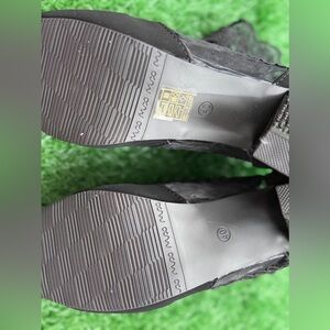 Elegant Black Women's Shoes 
2 Shoes Size 40 and‎ 41